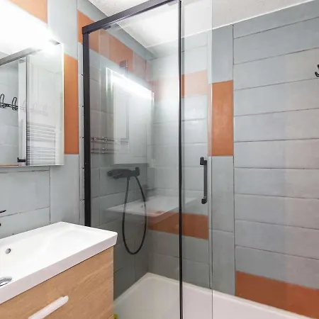 Daire T2 Moderne Avec Terrasse, Renove, Au Pied Des Telecabines Et Proche De Toutes Commodites - Fr-1-401-270